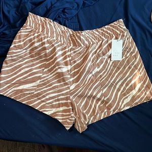 Linen shorts with elastic waist